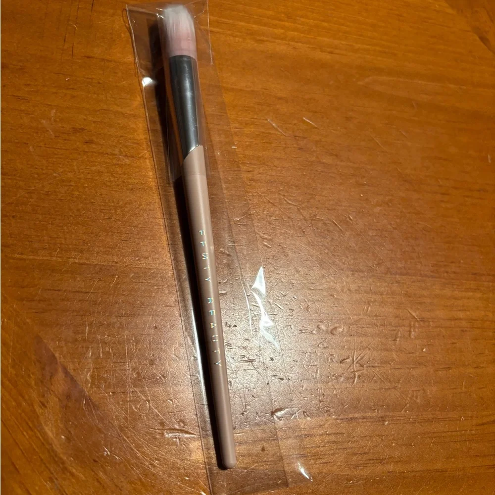 Fenty Beauty Highlighter Brush 135
